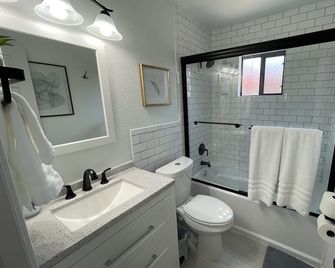 Sunrise Experience w/King Size Bed & Pet Friendly - Roswell - Badkamer