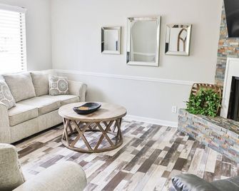 Cozy Home 1/2 mile from Chief Ladiga - Weaver - Sala de estar