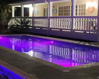 Hostal Marlyn - סן אנדרס - בריכה