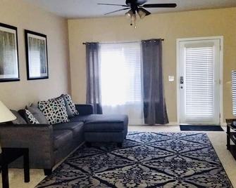 Comfortable and quiet daylight basement apartment - Peachtree Corners - Living room