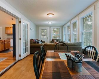 Waterfront Sebec Lake Home with Yard and Fire Pit - Dover Foxcroft - Comedor