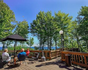 Leelanau Sands Casino & Lodge - Suttons Bay - Building