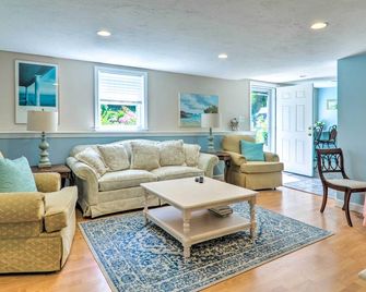 3 Mi to Bourne Scenic Park: Quaint Cape Cod Apt - Buzzards Bay - Living room