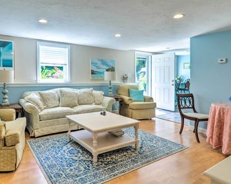 Quaint And Convenient! Cape Cod Apt Near - Bourne - Living room