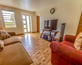 Cozy 1-bedroom Studio Apartment in Montserrat with WiFi, and AC - Brades - Wohnzimmer