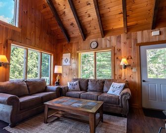 4-Season Rangeley Cabin - Wood Stove, Water Views, Fiber Internet, Game Room - Rangeley - Living room