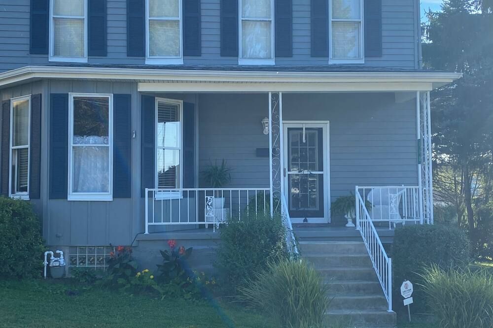 Charming3-bedroom house ,with central air Delmont pa, 20min from Pittsburgh