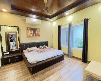 GoBravo 37 - 2Bhk Farm with Pool & Garden Sec150 Noida - Greater Noida - Bedroom