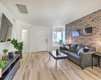 Walk Dtwn Renovated Townhome in Chandler - Chandler - Living room
