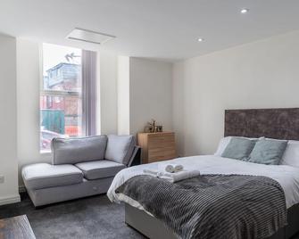 Modern 2-Bed Apartment with Parking - Manchester - Schlafzimmer
