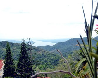 Sang Yoo Mountain View Tagaytay Hotel - Taal Lake View - Tagaytay - Parveke