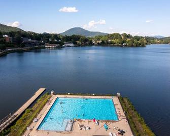 Lower level condo with private patio, washer/dryer, pool, and mountain views - Lake Junaluska - Pool