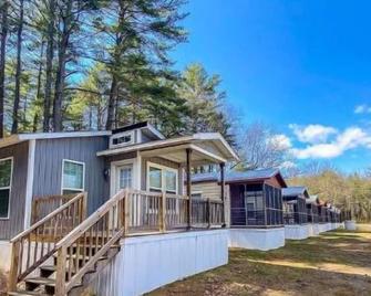 Beautiful Cottage - Queensbury - Building