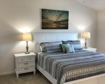 Beautiful New 2/2 Dog Friendly Villa W/ Golf Cart, Bbq & Free Wifi! - Wildwood - Bedroom