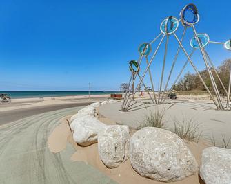 Walk to Beach Lake Michigan Getaway! - Muskegon - Beach