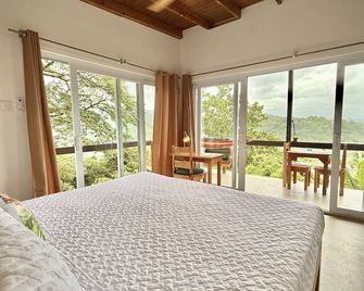 Jungle, waterfall, sea view, 5 minutes from beach, lap pool & gym. Bird watching - Port Antonio - Bedroom