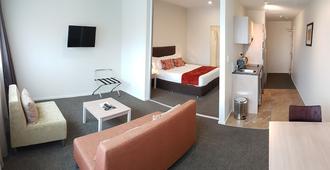 Ramada Suites Christchurch City - Christchurch - Wohnzimmer