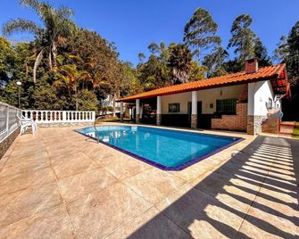 Casa de Campo com Balanço na Árvore - Itapevi - Piscina