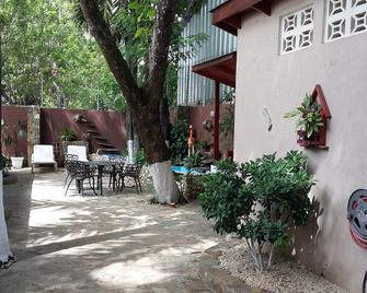 Guest-Friendly 2-Bedroom Apartment in Sosua Center, Internet, Cable TV, A/C - Sosúa - Innenhof