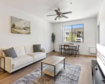 CozySuites Glendale - Westgate with pool 12 - Glendale - Living room