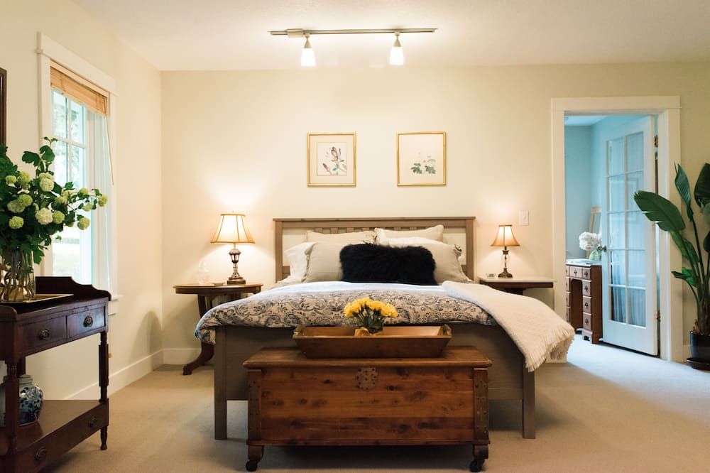 Country Retreat with Hot Tub and Hiking. Close to Waterfalls and Wedding Venues.