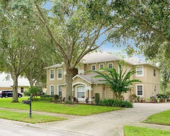 Gated Summit Escape: Relax & Recharge 4BR w/ Pool, Theater & Office in Apopka - Apopka - Edificio