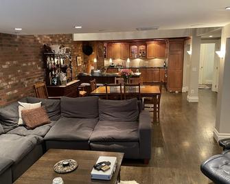 Luxury 3 Br / 2.5 Ba + Private Patio on one of Boston's Most Desirable Streets - Boston - Living room
