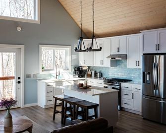 Modern 5BR/3 Bath 4000sq ft Escape, Movie RM, 2 decks, Grill, above clouds views - Burnsville - Cocina