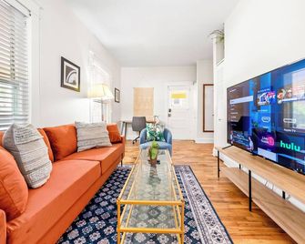 West Plaza House - Fenced Yard & Driveway - Kansas City - Living room