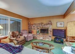 Cozy Getaway near Beach with Partial Ocean View, Free WiFi, & Washer\/Dryer - Cannon Beach - Living room