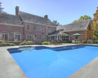 Amazing 5 Star Estate! FREE Gift Card to Wellness Center included w/ your stay! - Old Chatham - Pool
