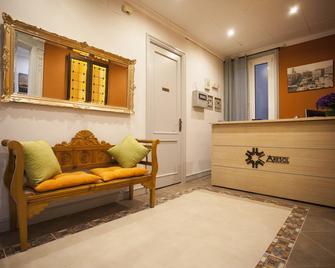 Hostal Aresol - Madrid - Front desk