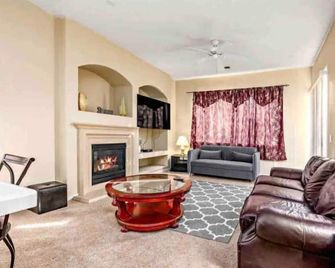 Spacious 4 BR home-Near UC Merced- quit neighborhd - Merced - Wohnzimmer