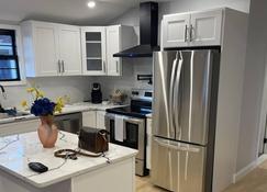 Beautiful apartment on the second floor, near to JFK airport - Queens - Kitchen