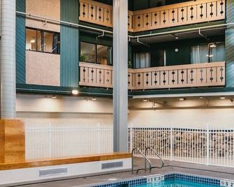 The Lifty Ski-In Ski-Out Studio, Pool and Gym - Big White
