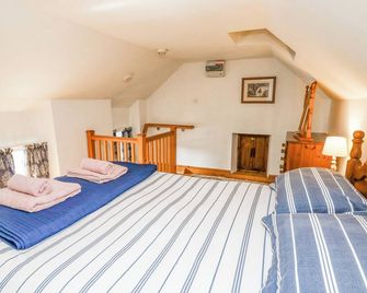 Ty Bach Twt, Romantic, With A Garden In Cross Inn - New Quay - Bedroom