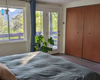 Quaint and quirky woodland cottage - 2 bedrooms 1 bath - Cripple Creek - Bedroom