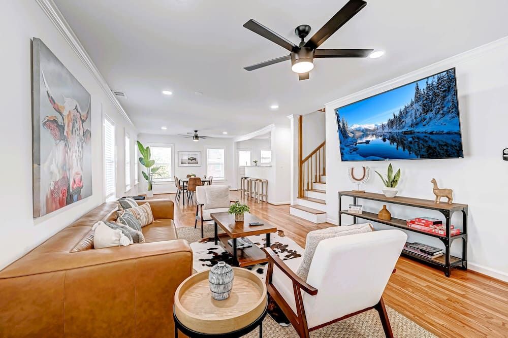 1712 Fairview 2king/2ba Top Apt Duplex Pets Ok! 10 Furnised Apartments On-Site - יוסטון - סלון