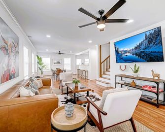 1712 Fairview 2king/2ba Top Apt Duplex Pets Ok! 10 Furnised Apartments On-Site - יוסטון - סלון