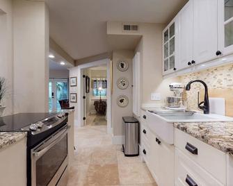 Spacious, bright, newly built, private, tree-draped w/covered patio/carport - Sandy Springs - Kitchen
