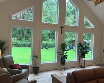 You can hear the roar of the Masters from the front porch! - Augusta - Sala de estar