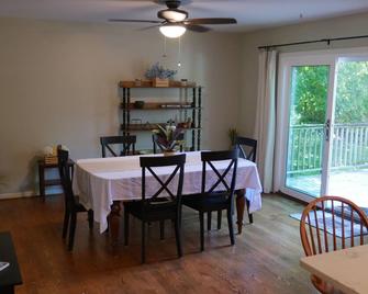 3-bedroom house in welcoming Brighton with AC, WiFi. Enjoy a cozy stay - Brighton - Dining room