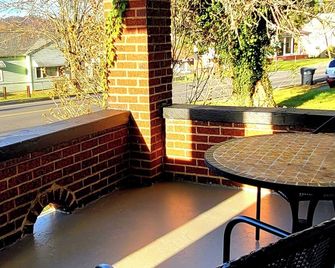 Charming Bungalow on a Budget - Dog & Family Friendly, Outdoor Area, Laundry - Bristol (Tennessee) - Balkon