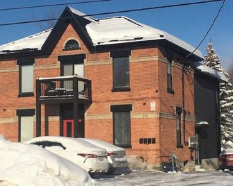 Davel Deluxe Sunrise - Orillia - Building