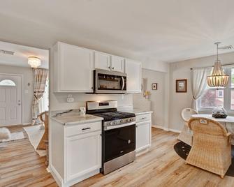 3 miles to Stone Harbor beach-updated 3BR with private deck - Cape May Court House - Кухня