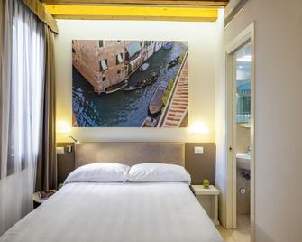 Leone Hotel - Venedig - Sovrum