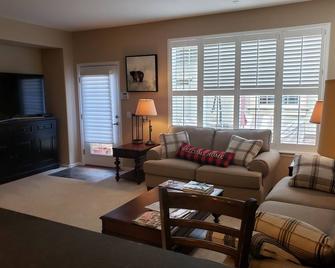 Immaculate, fully furnished oversized Brownstone's Town Home in Highlands Ranch - Highlands Ranch - Living room