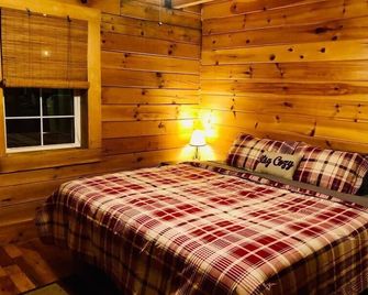 On The Rocks-RRG, hot tub, wifi, private pond! - Rogers - Bedroom