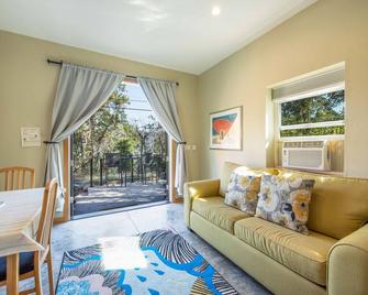 Escape the big city, park your car, walk and bike everywhere! - Hood River - Living room