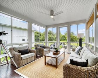 Experience tranquility at The Red Farmhouse in secluded Fennville, MI, with 4 bedrooms. - Fennville - Sala de estar